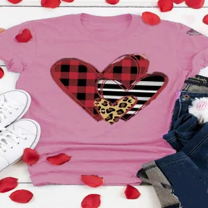 Casual t-shirt rosa a maniche corte con stampa di cuore a strati con motivo scozzese e leopardato.