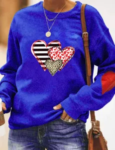 Detailansicht des königsblauen Pullovers mit tollem Herz-Print und stylischen Ellenbogen-Patches.