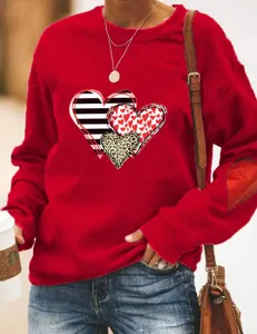 Rotes Damen Sweatshirt Detail mit Herzprint und langen Ärmeln für einen gemütlichen Look.