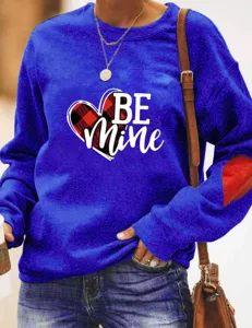 Detalle de sudadera azul, estampado de corazón de San Valentín, jersey casual de manga larga.