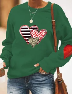 Detailaufnahme des grünen Sweatshirts mit Herzen-Print, Rundhalsausschnitt und Ellenbogen.