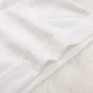 Weißes Sweatshirt Detailansicht zeigt den feinen Rippsaum und weiche Stofftextur.