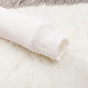 Weißes Sweatshirt Bündchen Detail Nahaufnahme, hochwertige Stofftextur für Damen.
