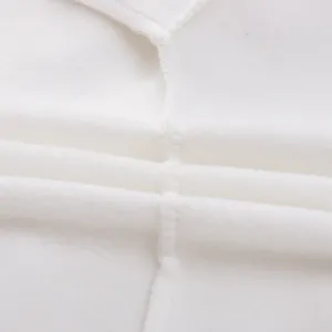 Weißes Fleece-Sweatshirt Stoffdetail Nahaufnahme, weiche Textur und saubere Nähte.