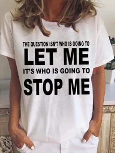 T-shirt décontracté à manches courtes blanc pour femme avec un imprimé citation noir audacieux.