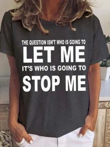 T-shirt à manches courtes gris foncé avec impression de citation, haut décontracté et chic.