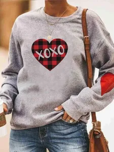 Sweat-shirt gris pour femme avec col rond, imprimé cœur à carreaux et motif XOXO Saint-Valentin.