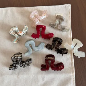 Vue détaillée de diverses pinces à cheveux colorées en acétate aux motifs marbrés.