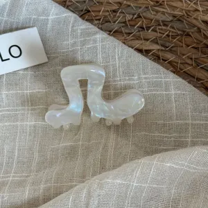 Pince à cheveux en acétate style coréen pour femmes, élégante pince fantaisie blanche.