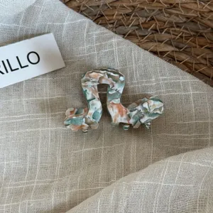 Pince à cheveux en acétate style coréen avec motif marbré pour coiffures élégantes.