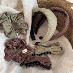 Brown floral scrunchie hair band set, vintage fabric hair claw accessories for daily wear.