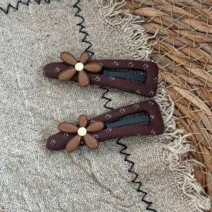 Brown floral hair clips with cute 3D flower decoration, vintage snap hair accessories for women.