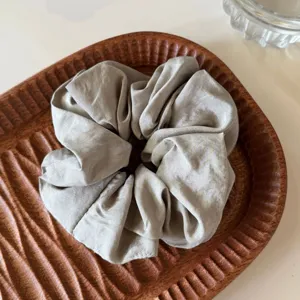 Sanftes minimalistisches Stoff-Haargummi Detailbild, bequemes Alltags-Haaraccessoire.