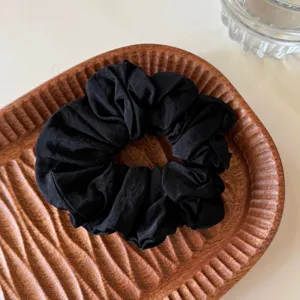 Schwarzes Haargummi weich fluffig elastisch Haarband einfache elegante Haardekoration Damen.