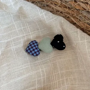Bonitos pasadores de pelo de tela en forma de corazón con cuadros y topos para niños dulces.