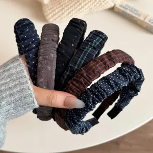 Set di cerchietti in tessuto plissettato chic da donna, fasce a pois e quadri di tendenza.