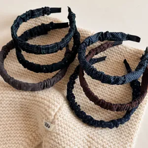Set elegante di fasce per capelli in tessuto plissettato con motivi a quadri e pois.
