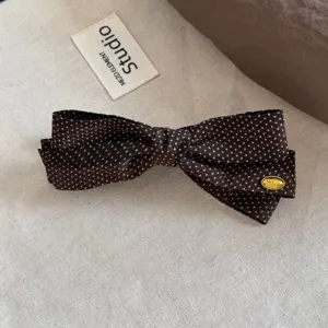 Brown polka dot hair bow clip, elegant chic vintage bowknot hair accessory for women and daily wear.