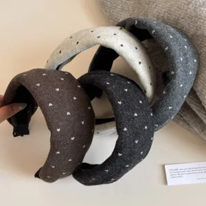 Serre-tête large en laine chic avec motifs de cœurs scintillants pour l'automne et l'hiver.