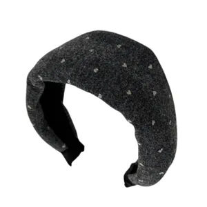 Serre-tête large en laine gris foncé avec motif de cœurs argentés, accessoire mode automne hiver.