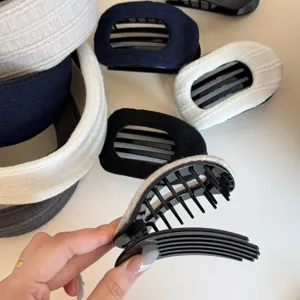 Ensemble de serre-tête et pince à cheveux en tissu texturé, élégants accessoires pour femmes.