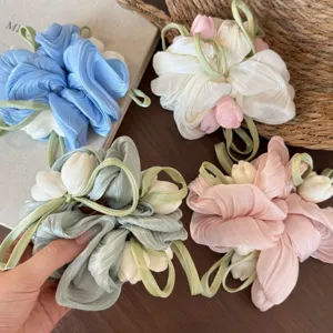 Tulip haarscrunchie parelmoer gaas bloem haarelastiek zachte stijl leuk accessoire detail.