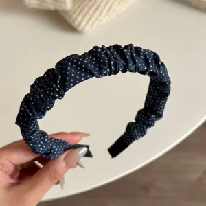 Cerchietto arricciato a pois elegante per donna, fascia per capelli chic con motivo vintage.
