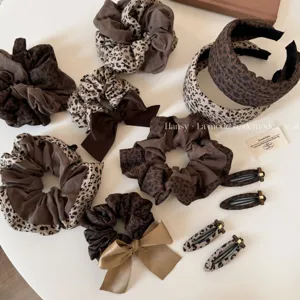 Conjunto de coleteros diademas y pinzas de pelo con estampado de leopardo detalle