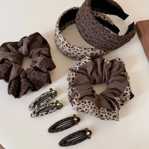 Conjunto de accesorios para el pelo con estampado de leopardo diademas coleteros y pinzas.