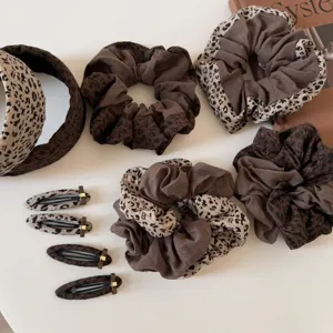 Conjunto de coleteros, diadema y pinzas para el cabello con estampado de leopardo.