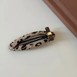 Pinza para el pelo con estampado de leopardo y lazo marrón para un estilo diario elegante.