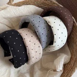 Gros plan détaillé de serres-têtes en tissu à pois de style coréen aux couleurs variées.