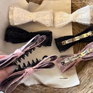 Pince à cheveux chic en résille et dentelle avec nœud pour coiffures élégantes.