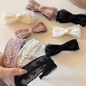 Ensemble pince à cheveux et serre-tête en dentelle, idéal pour un style quotidien doux et élégant.