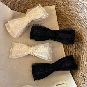 Vue detaillee de pinces a cheveux elegantes en dentelle et mesh pour coiffures chics et tendance.
