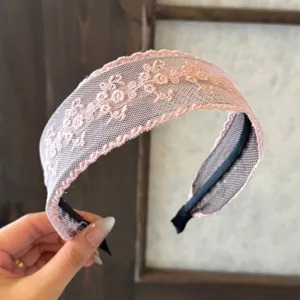 Détail bandeau en dentelle et résille rose, broderie florale exquise, accessoire cheveux doux.