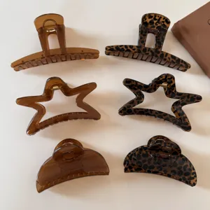 Mollette per capelli leopardate e marroni, accessori per acconciature geometriche eleganti.
