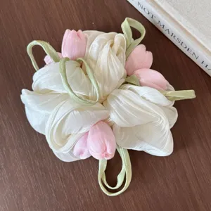 Gedetailleerde macrofotografie van de elegante pareingaas tulpenbloem haarelastiek detail.