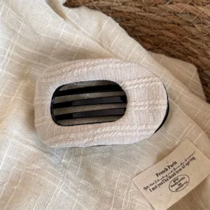 Détail de pince à cheveux en tissu à rayures gaufrées coréennes, accessoire élégant et chic.