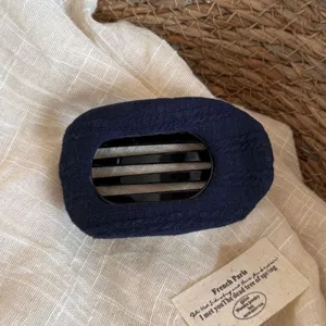 Pince à cheveux en tissu bleu foncé, détail design large texturé, accessoire élégant.