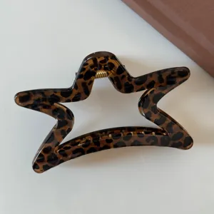 Molla per capelli a forma di stella leopardata marrone, accessorio elegante donna.
