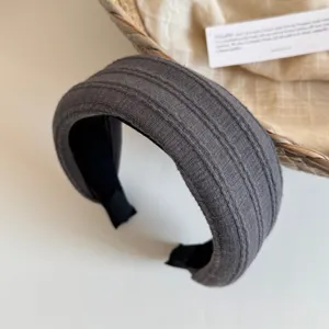 Serre-tête large côtelé gris foncé en détail, accessoire de cheveux en tissu élégant au quotidien.