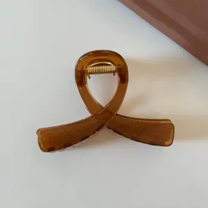 Primo piano dettagliato di un elegante fermaglio per capelli marrone traslucido e chic.