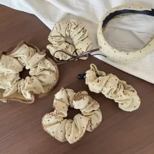 Beige stippen haarscrunchies haarband en haarklem set schattige geplooide stoffen haaraccessoires