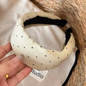Koreaanse stijl beige gepunkte brede haarband, elegante stoffen haarhoepel voor dagelijkse mode.