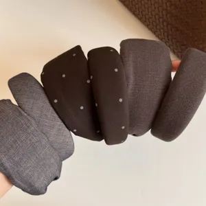 Bruine herfst winter stippen brede stoffen haarband minimalisten haaraccessoire stijl