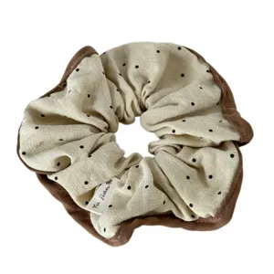 Koreaanse stijl beige polkadot haarscrunchie met bruine geribbelde rand voor paardenstaart.