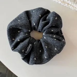 Chouchou en laine gris foncé avec motif cœur blanc et détail d'étiquette en tissu Oulifang.