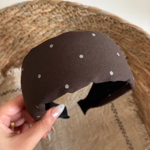 Bruine brede haarband met stippen voor dames, stijlvolle stoffen haaraccessoire, modieuze haarreep