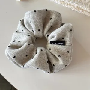 Chouchou en laine style coréen avec joli motif de cœurs noirs et détail de texture douce.